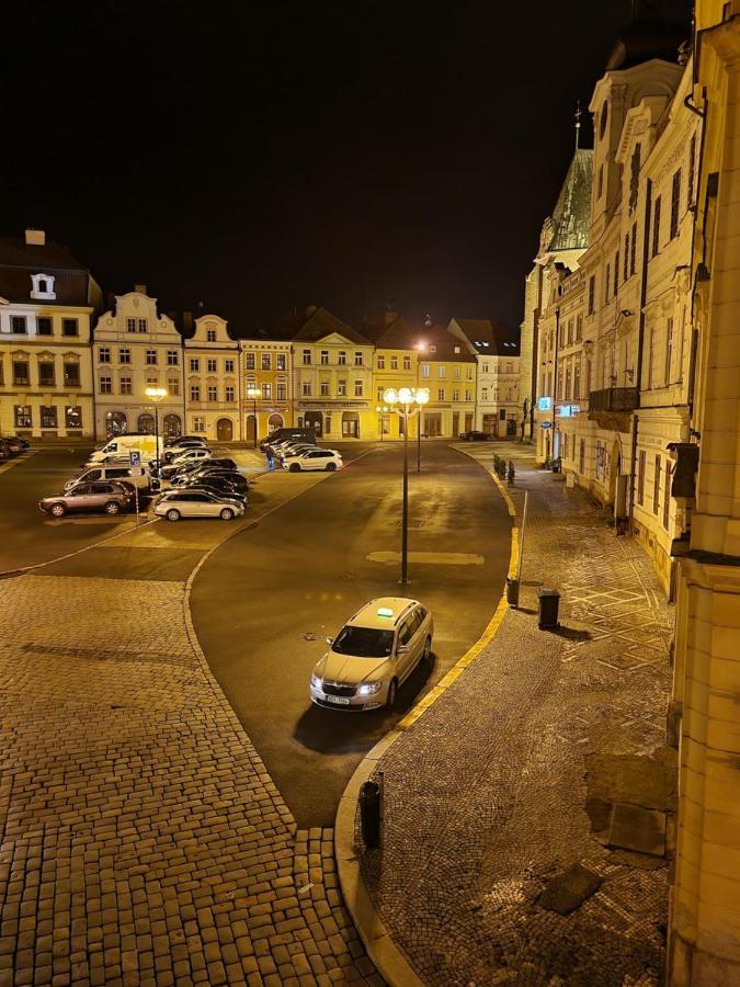 Velke Studio Na Velkem Namesti S Vybavenou Kuchyni Hradec Králové 外观 照片